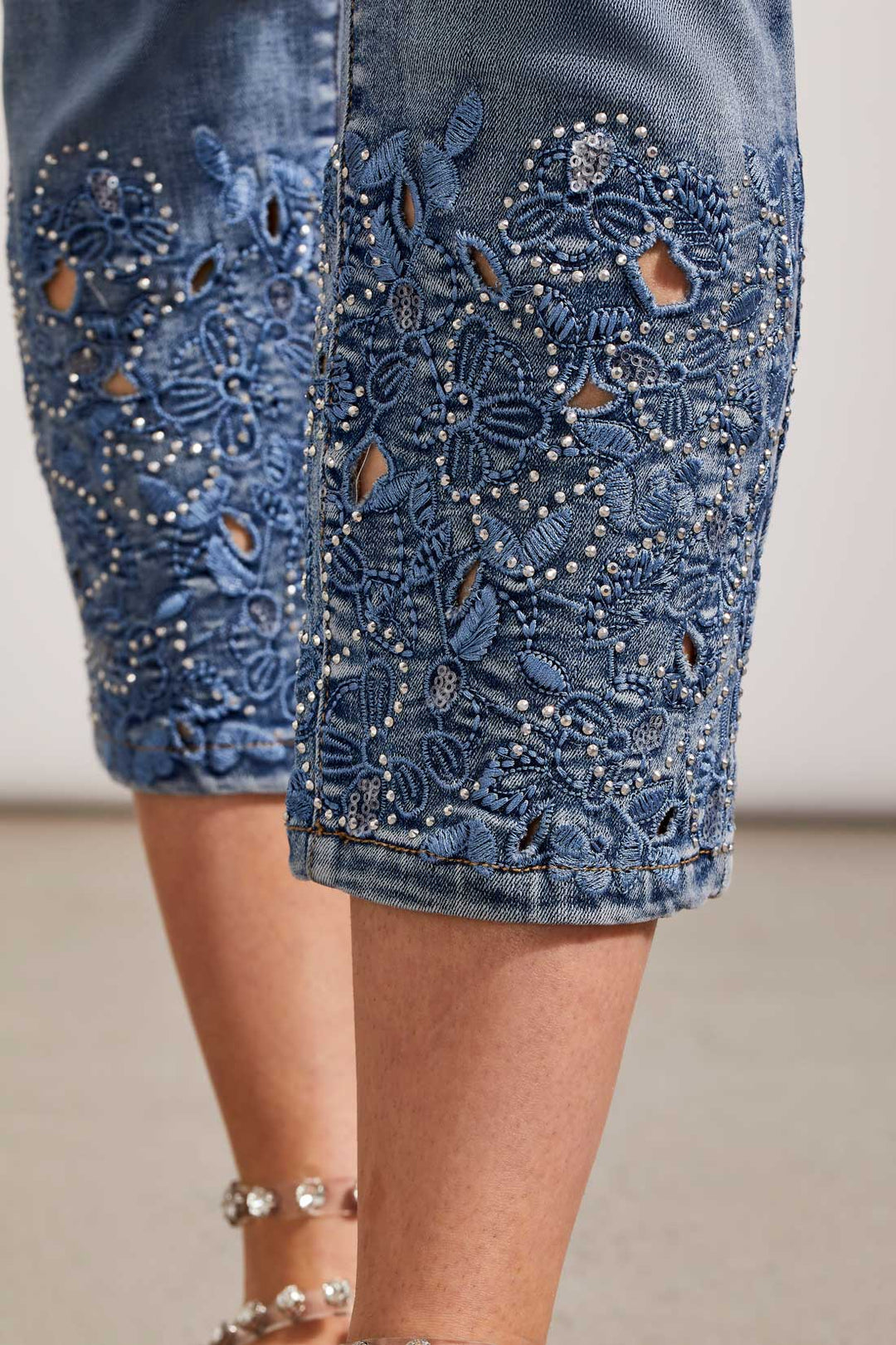 Pull On Denim Capri With Embrd Hem